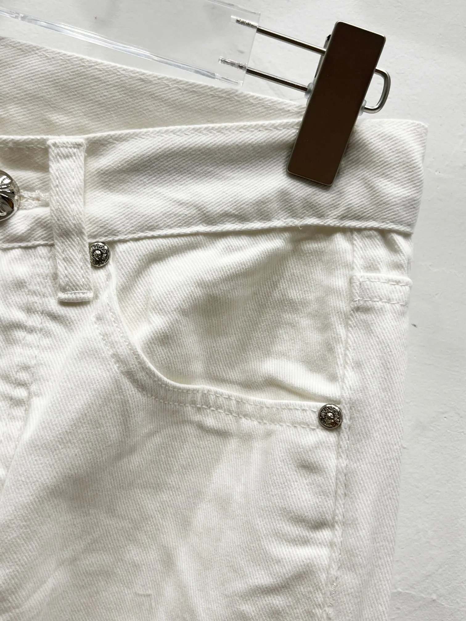 P280 Style Number: (c054) Chrome Heart & Chrome Heart White Bull King Metal Cross Patch Leather Jeans ChromeHearts#Design Jeans Invincible Texture Ceiling-Level Jeans Hard to Find at the Counter‼ ️ Cross patchwork leather jeans, top-notch heavy-duty washing process, calfskin laser-cut cross, distressed silver hardware, straight-leg version slimming the upper body, that lesbian style Color: White Size: S M L XL